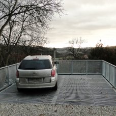 Nadzemní parkovací plošina - pohled zezadu